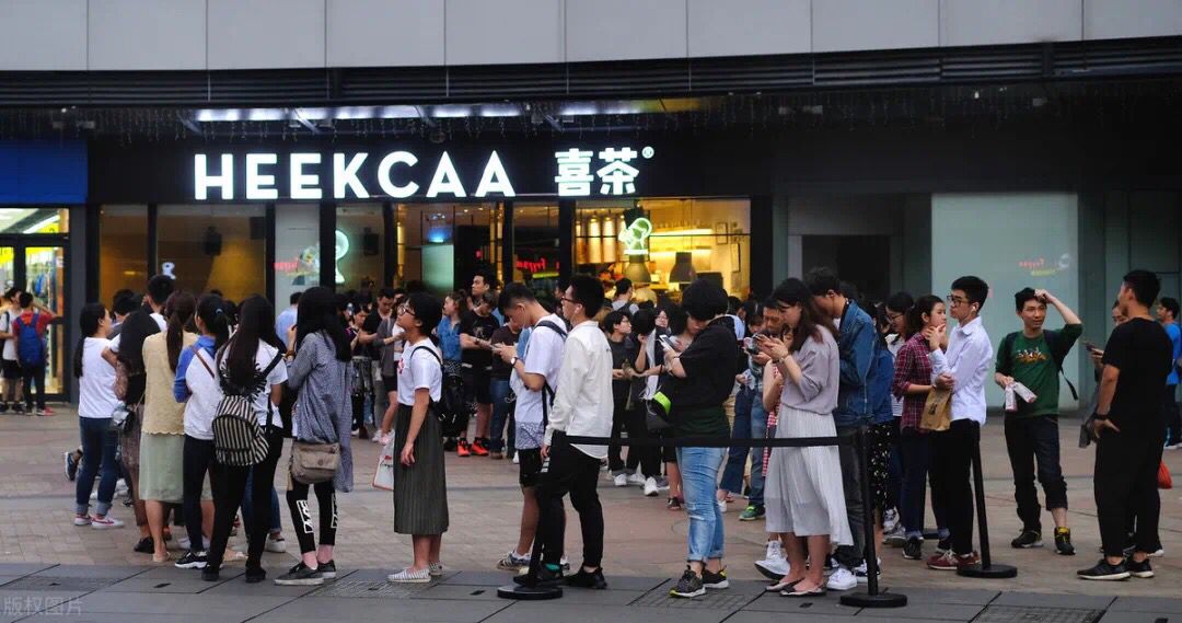 股市下跌为什么有人接盘,股市下跌时的恐慌和机遇