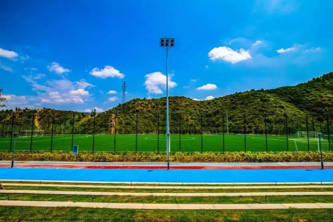 高颜值实拍！河北这个山顶足球场火了