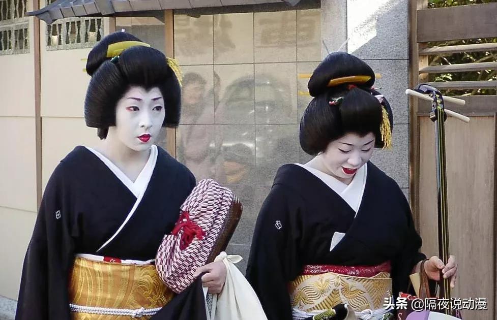 日本人穿和服应该穿拖鞋吧,日本女人为何穿上和服就像鬼