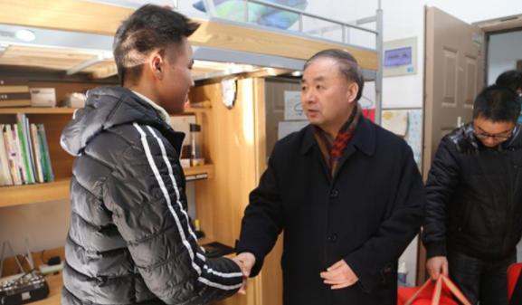 贫困生穿名牌领助学金校方回应,贫困生穿名牌是否取消助学金