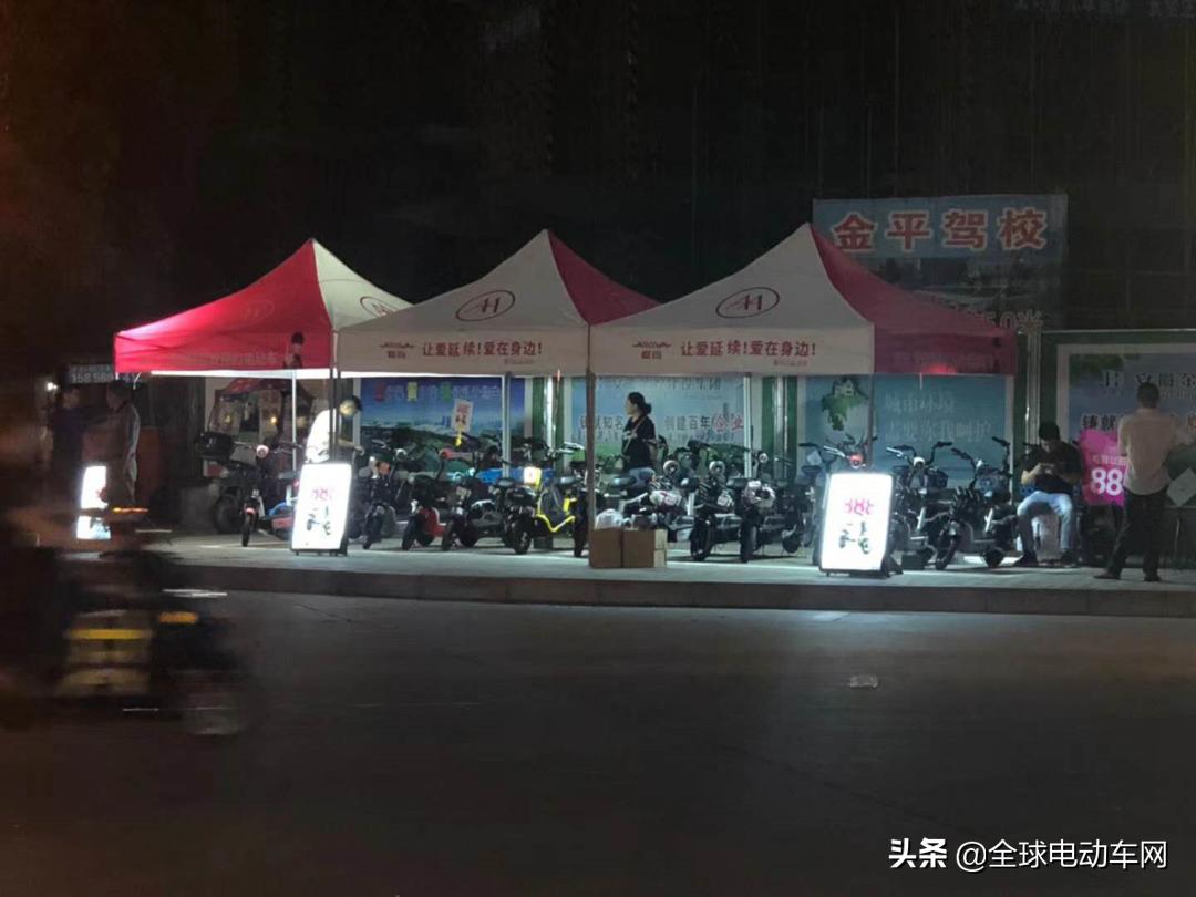 地摊盛行值得去吗,爱玛三轮地摊电动车