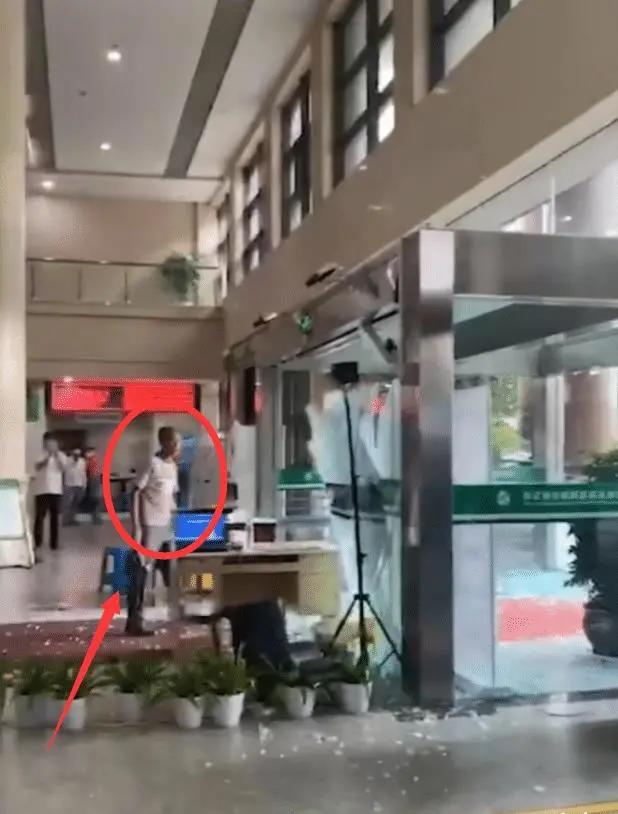 “还孩子命来！”杭州萧山医院大门被砸！“指标都好的，在产床上也好的，小孩用产钳钳出，他说我小孩死了”