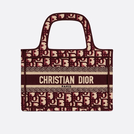 Dior发布迷你BookTote手袋:超迷你尺寸托特包