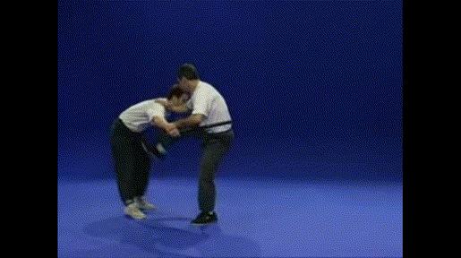 马伽术一击制服敌人,马伽术防围殴