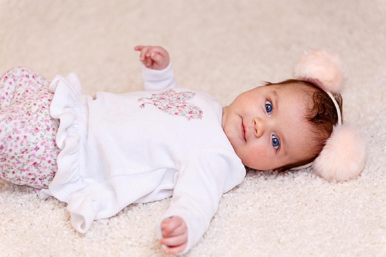 攒肚宝宝真的不难受吗,攒肚的宝宝几天不拉大便该怎么办