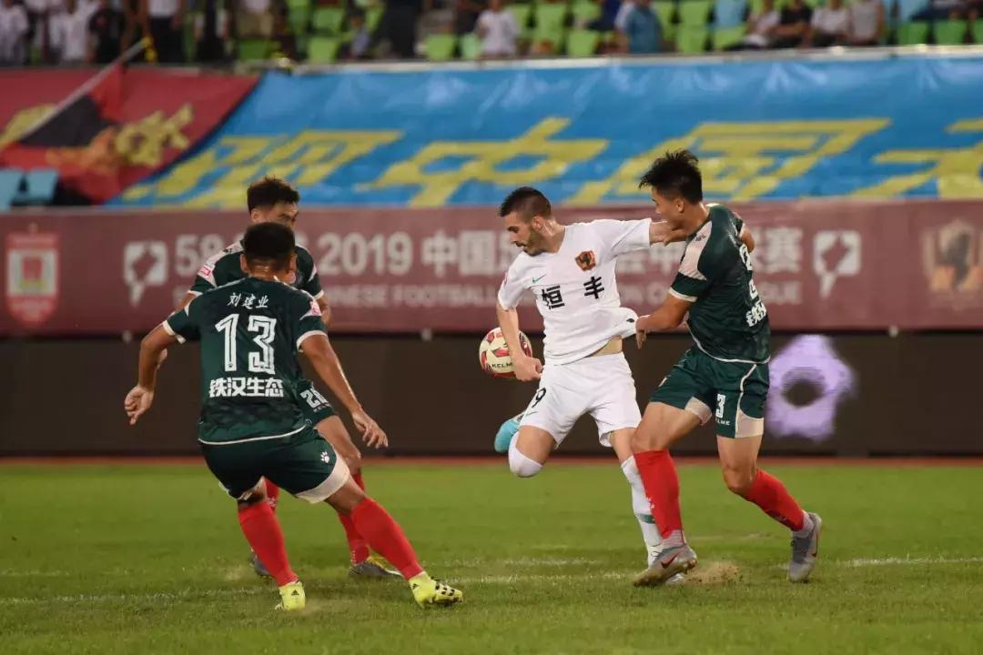 贵州恒丰莫塔角球破门,大连一方2:1贵州恒丰