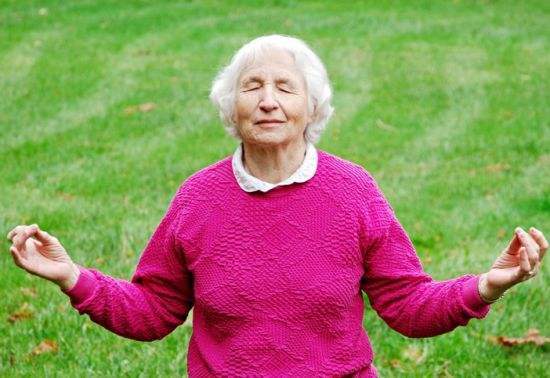 早晨的第一口痰是干的,早上的第一口痰是紫色是什么原因