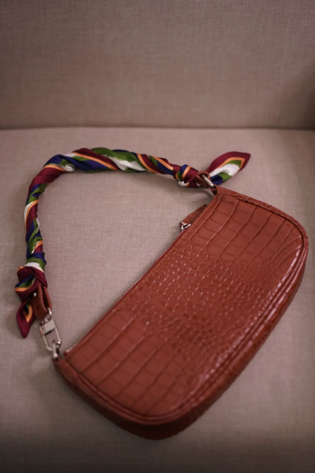 丝巾的5种时髦系法学起来,春季丝巾系法大全搭配大衣