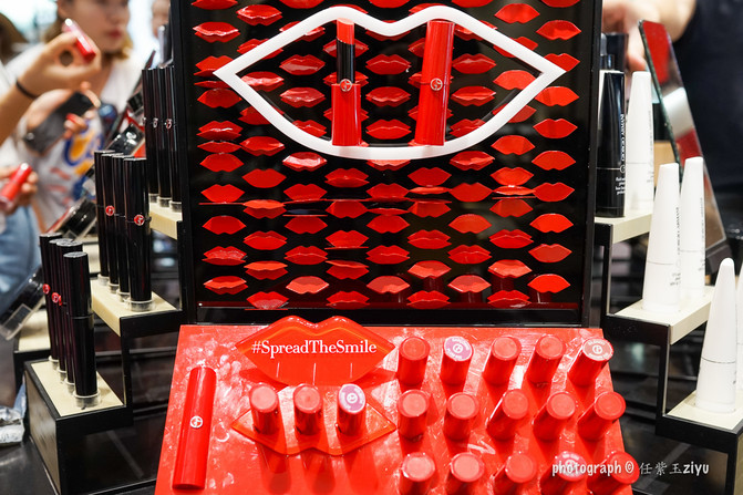 一群年轻人到三亚，摆pose，拍照