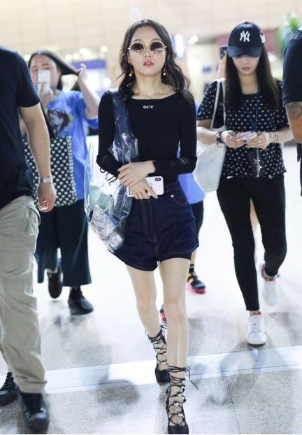 张韶涵露脐装穿搭,张韶涵背的包