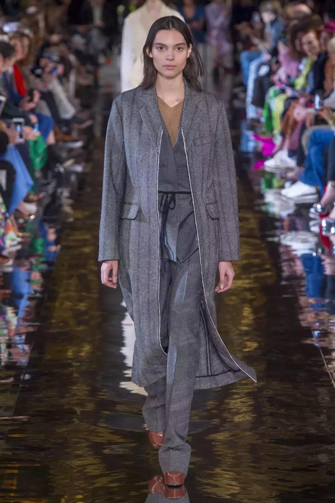 这个冬季时髦精都是这么穿大衣的,时髦的人喜欢这样穿