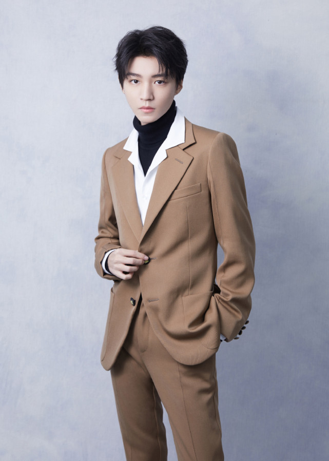 杨紫王俊凯颁奖典礼同台,央视五四青年晚会杨紫王俊凯