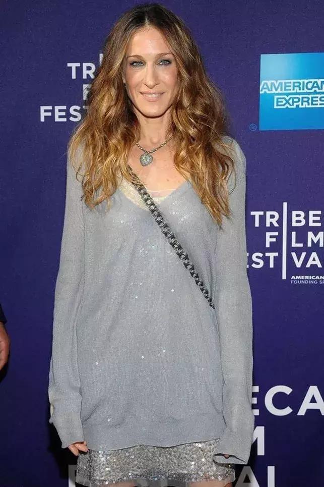 都是鹰钩鼻大美女，都爱过同一些男人，她俩的路怎么就不一样呢？