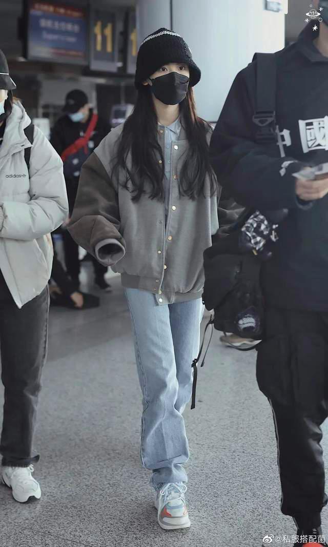 看何穗江疏影的穿搭,江疏影银色垫肩礼服