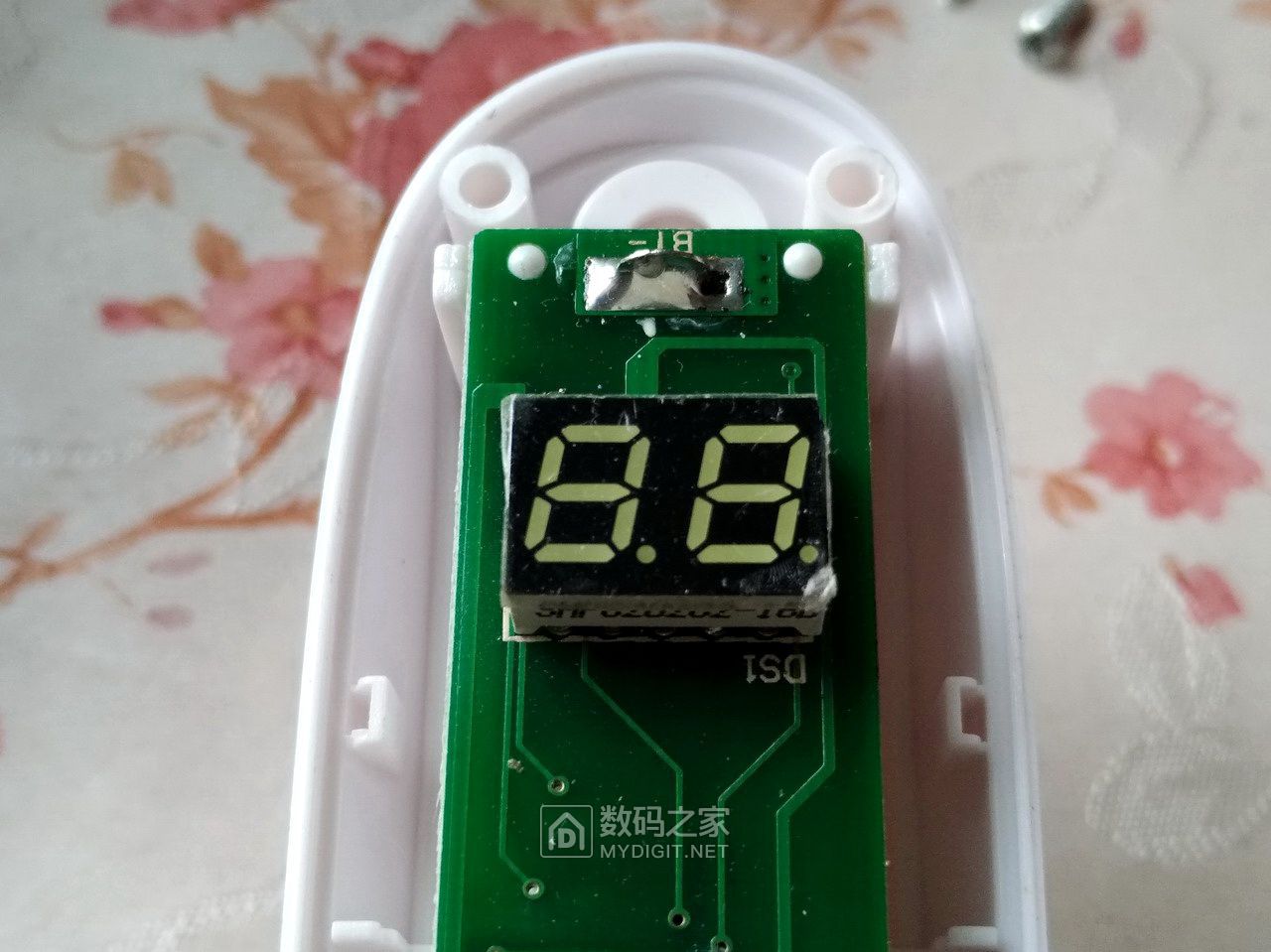 电蚊拍电路图原理检修视频,电蚊拍紫光灯维修