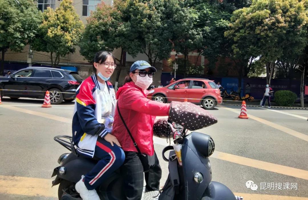 中考送考的家长给孩子说的话,中考是学校送考还是家长送好