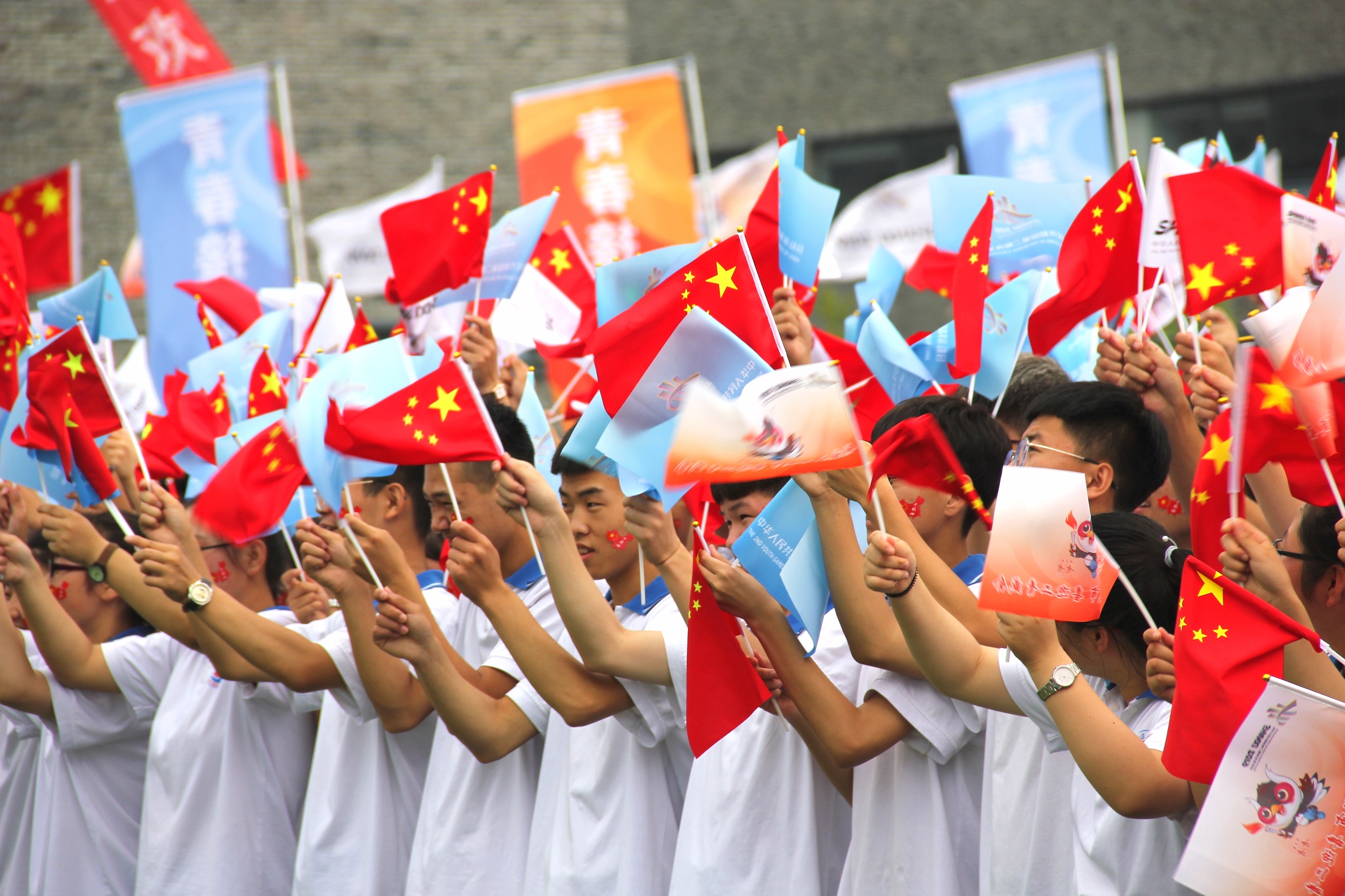 红色兴县喜迎二青圣火30万老区人民传递青*梦春**想