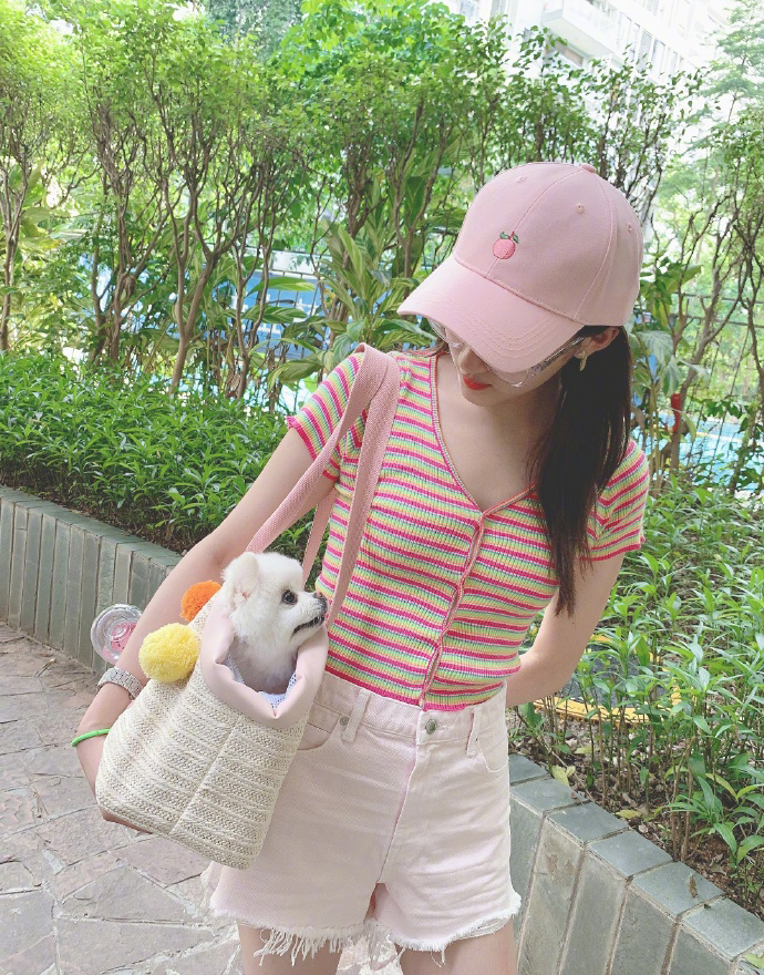 关晓彤穿着露肚脐可爱图片,关晓彤黑色露脐装