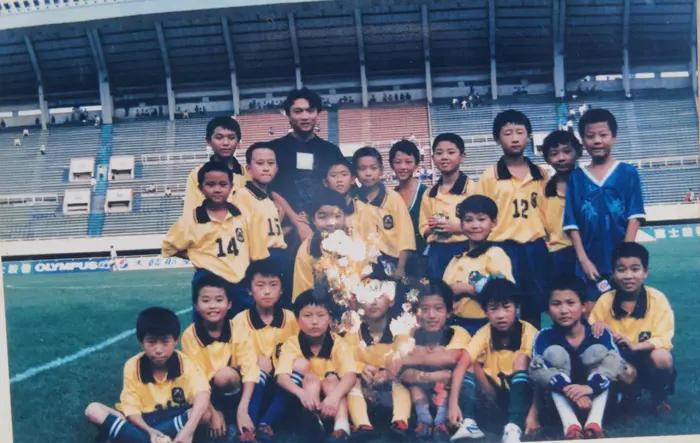 小孩在学校打足球,小孩在踢足球比赛