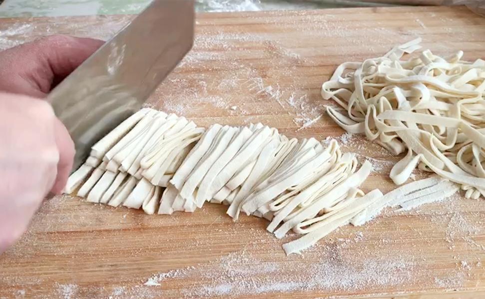手擀面条如何做的有劲道,手擀面条怎样煮筋道不黏糊