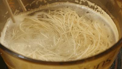 煮面条冷水好还是热水好,煮面条过冷水还是生水