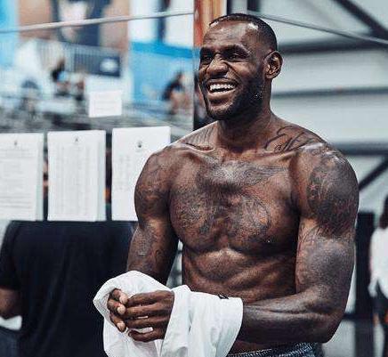 c罗和詹姆斯谁肌肉多,c罗和詹姆斯的肌肉