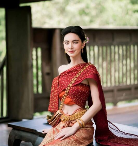 泰媒评,穿泰服泰国前十名最漂亮女星