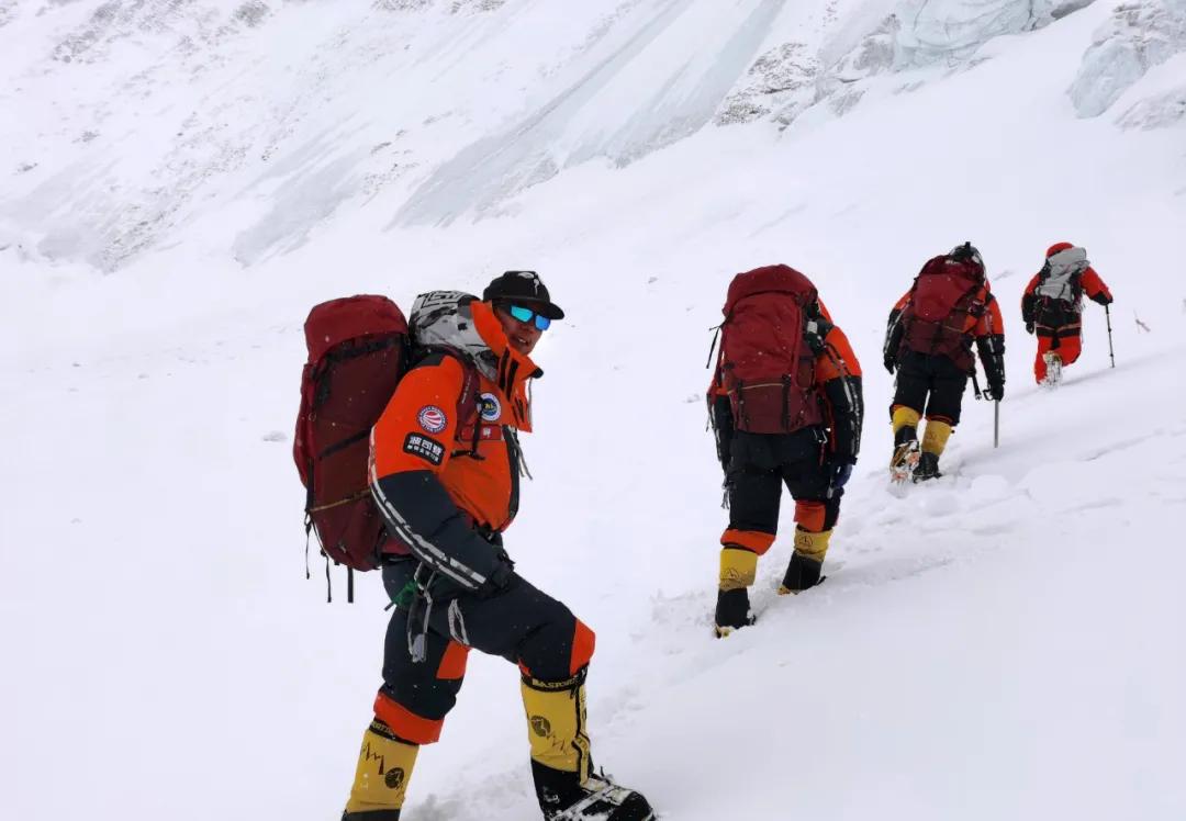 波司登新设计再次出圈？！轻盈+荧光惊艳网友：穿这谁还宅啊