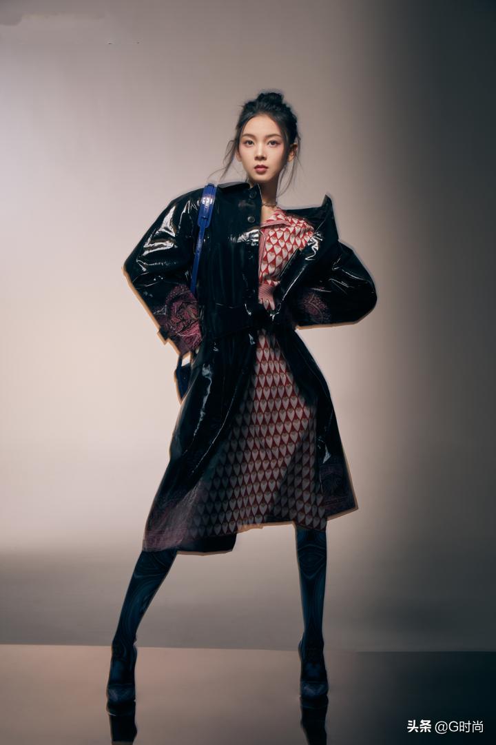 闪亮的漆皮元素又流行回来了，一穿就酷帅时髦到不行