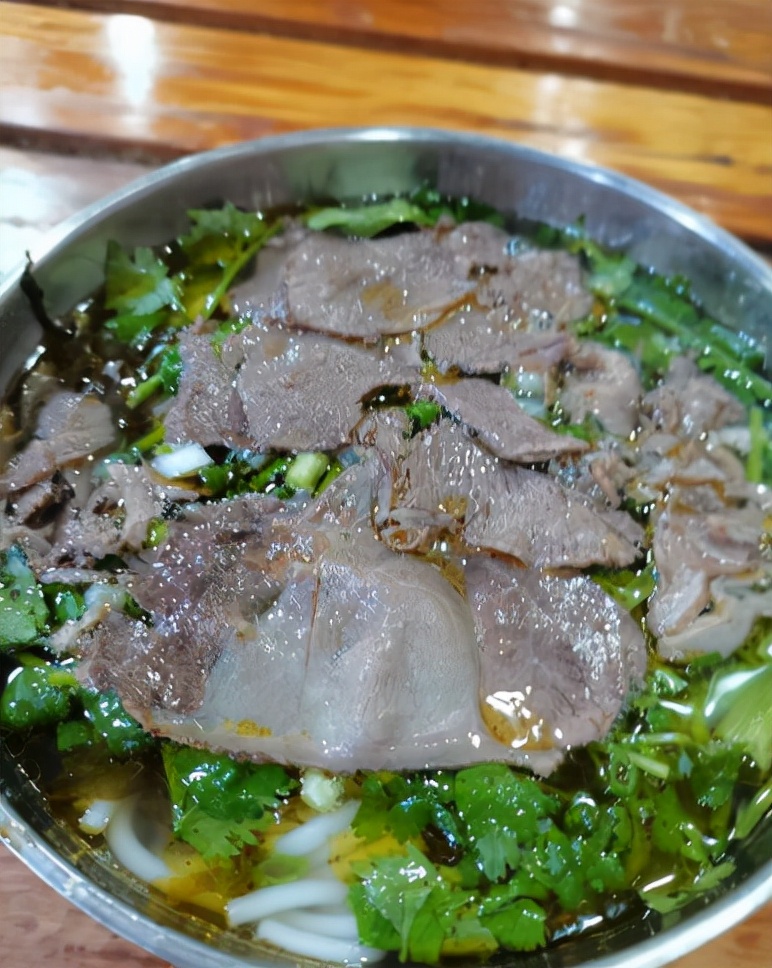 重庆馆子卖贵州特产，老板态度差客人也排队买，网友：把老板惯的