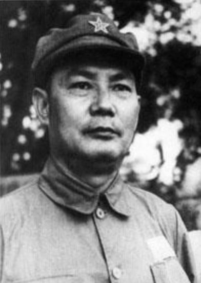 周总理最后2年，体重61斤平均40天一场手术，临终前苦等发妻