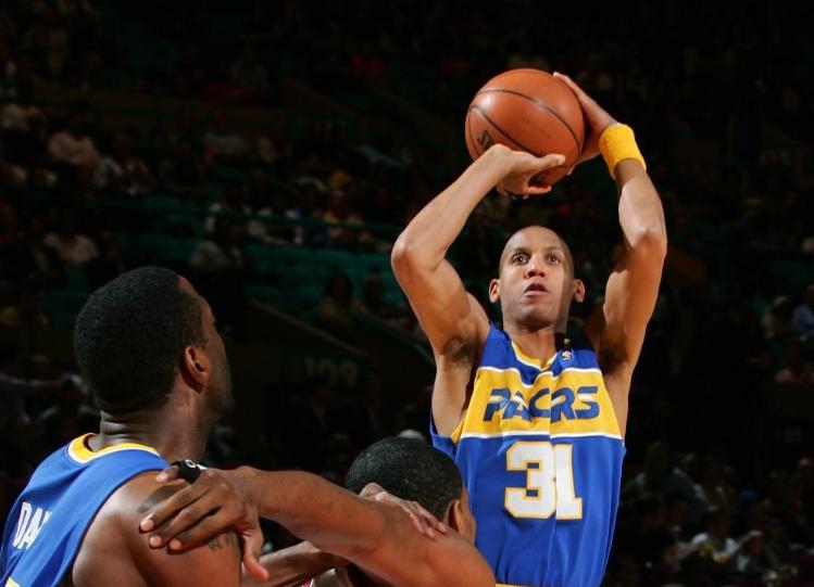 你投篮的时候盯着球看还是盯着框看？想不到这里竟有这么大学问