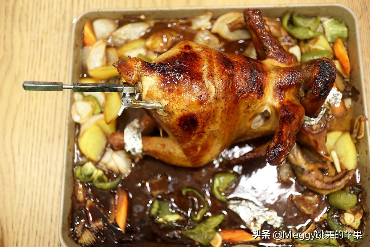 烤全鸡酥嫩鲜香,炭火烤全鸡怎么烤出外酥里嫩