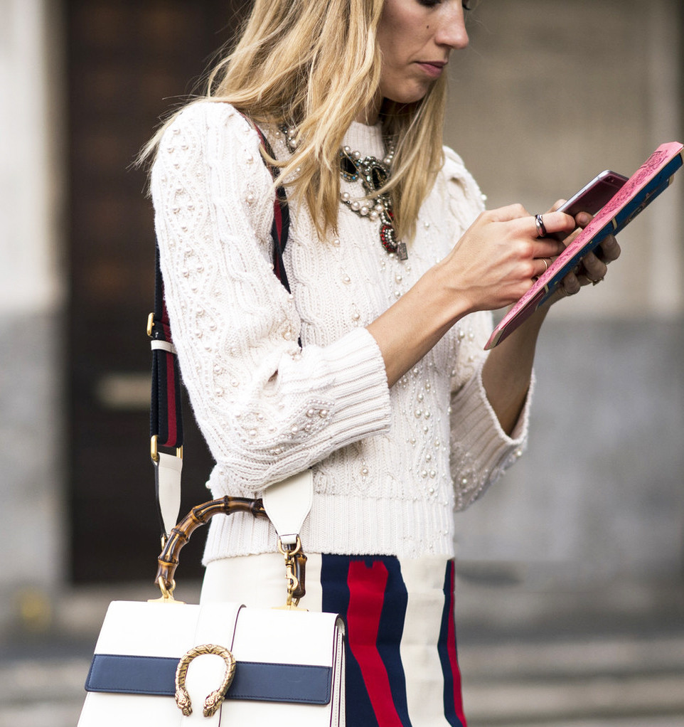 冬季穿毛衣应该如何搭配毛衣链,长款毛衣怎么穿才时髦