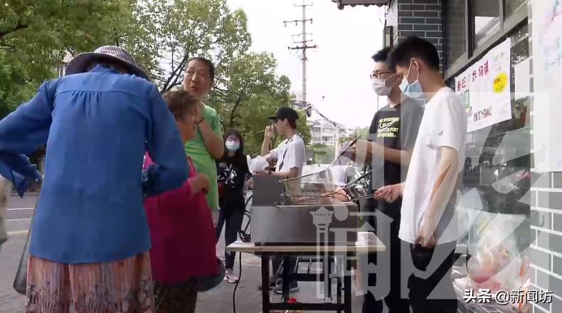 里脊肉、龙虾片…上海小囡高考后摆摊！老父亲：比玩游戏好多了