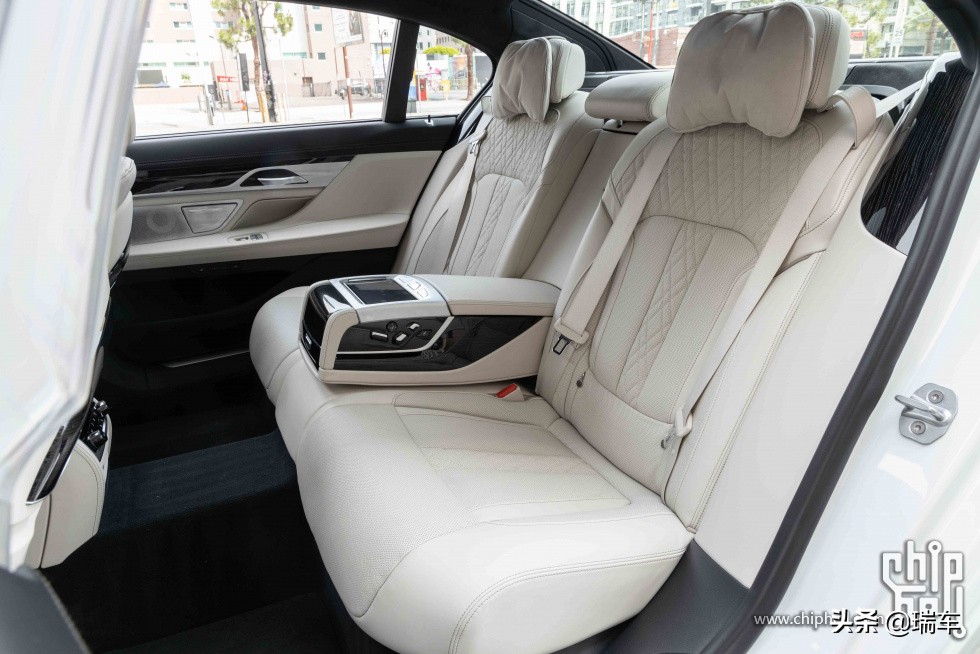 新款宝马m760liv12曜影特别版,宝马的v12