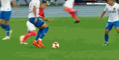 韦世豪刺头,韦世豪头球反击视频