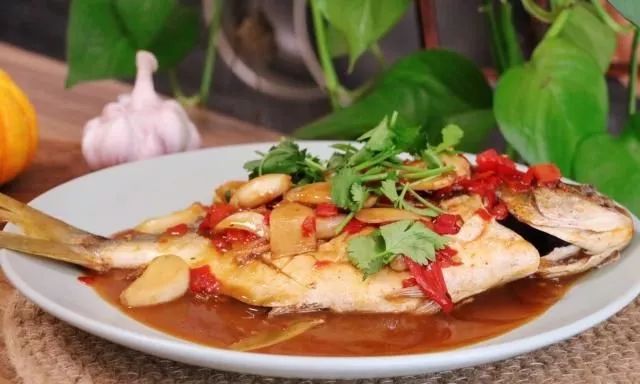 黄花鱼和金鲳鱼哪个更好吃刺少,金鲳鱼刺少肉鲜