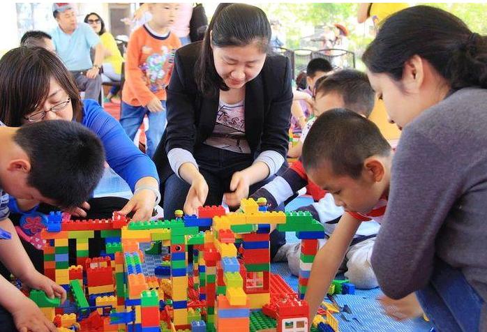 宝妈花上万块买经验，说说乐高机器人，到底对孩子有没有用