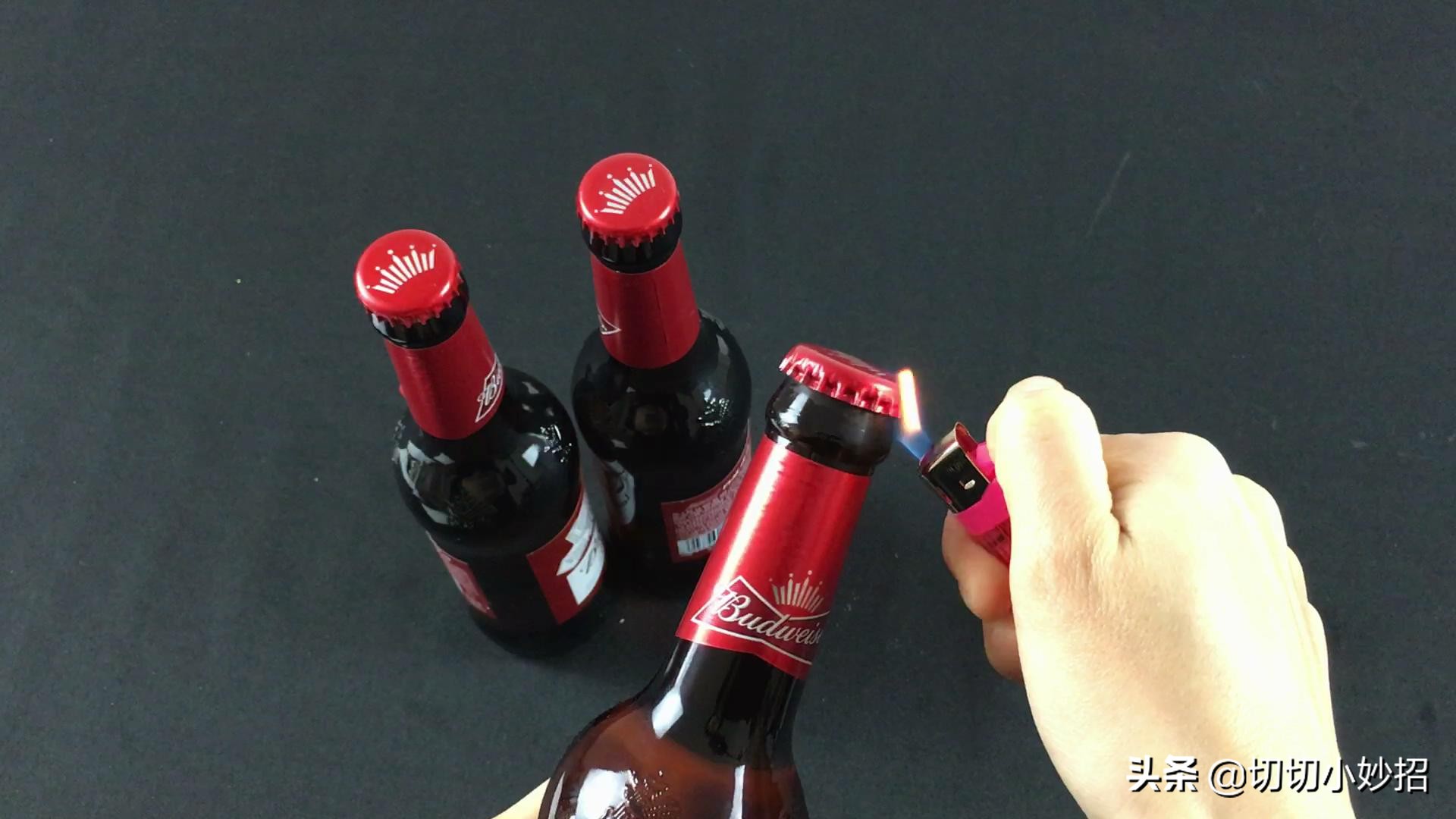 女生也能轻松拧开啤酒瓶盖的方法，单手不费力，真实用