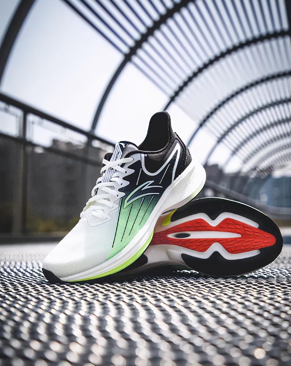 李宁超轻19和安踏跑鞋哪个好,公认脚感最好的10双国产跑鞋安踏