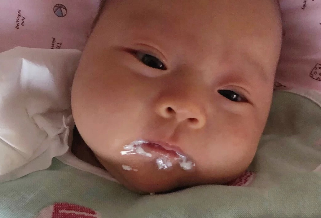 小宝宝吐奶又爱哭怎么回事,宝宝吐奶拍背以后为什么就能睡觉