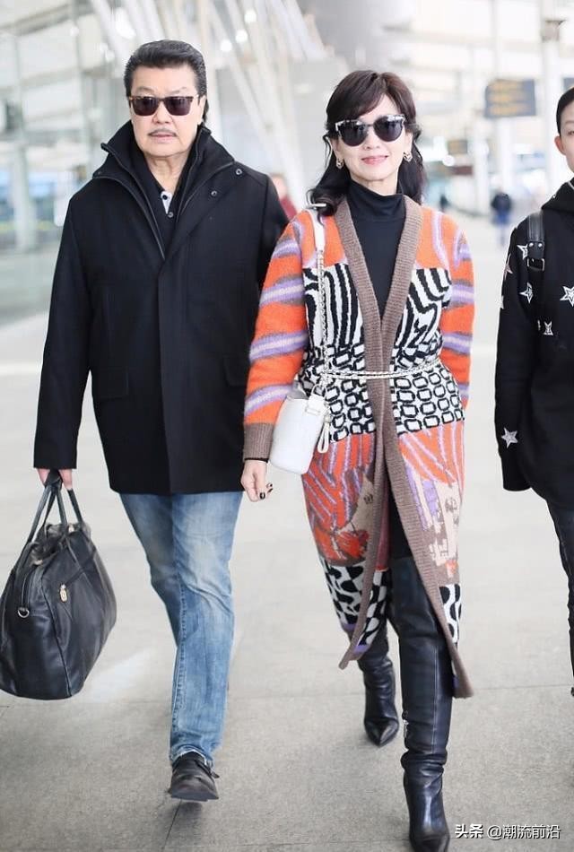 64岁赵雅芝太妙了吧，用包链当大衣腰带，有点时尚过头了