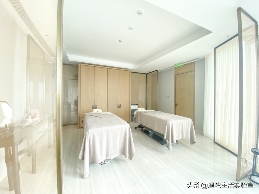 住在广州瑰丽酒店看外面风景,广州瑰丽酒店看到整个广州夜景