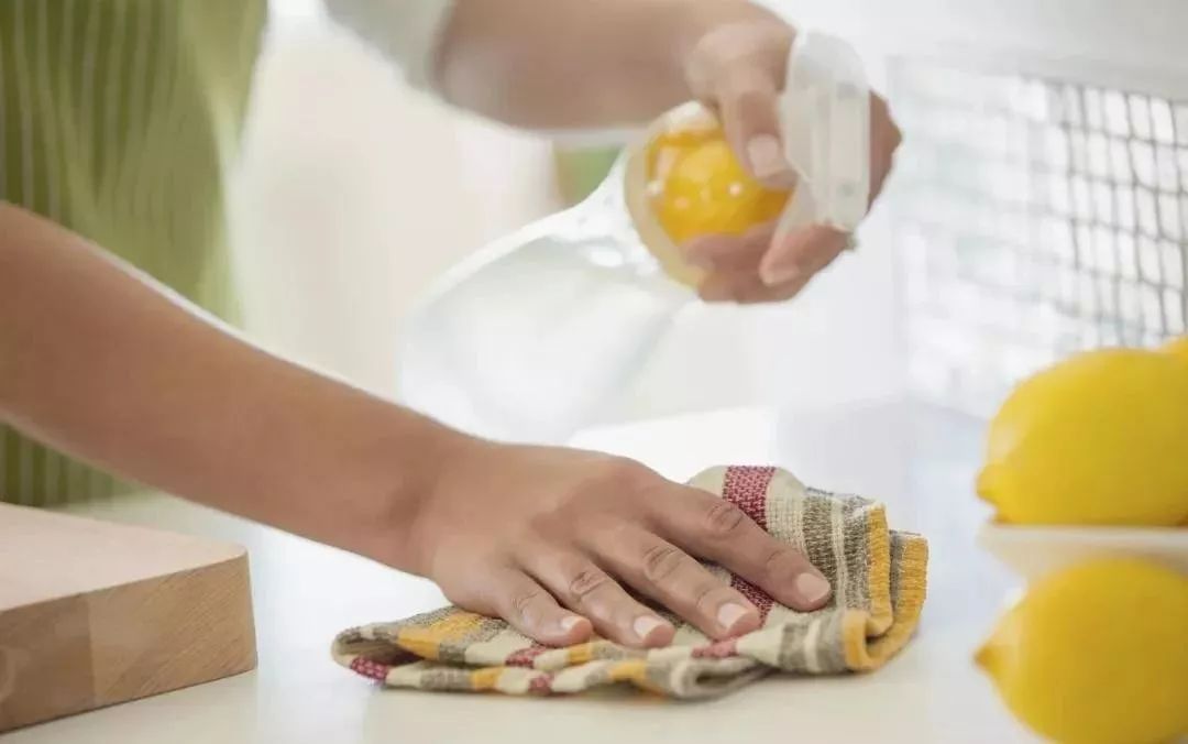 把葡萄放进微波炉爆炸实验,把两个葡萄放进微波炉