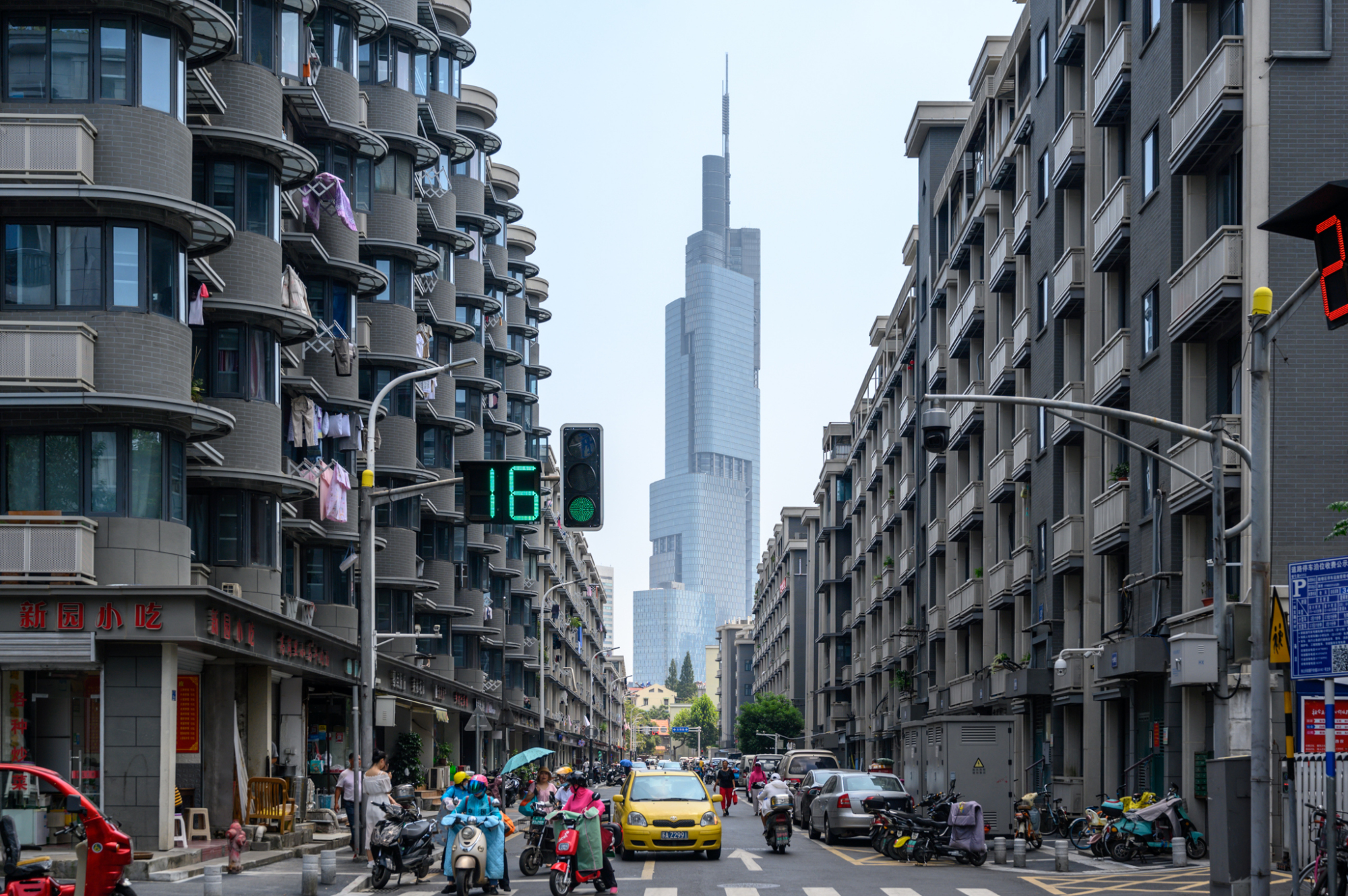 “南京第一高楼”最魔幻的一面，在西桥即可看到，如今是网红景点