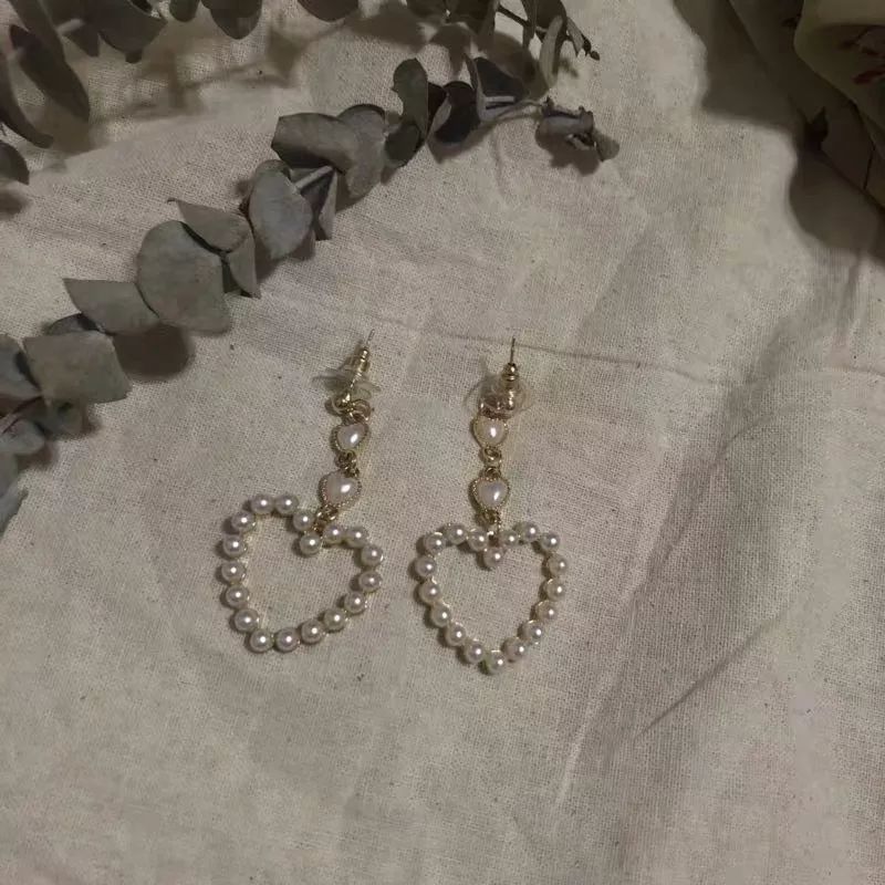 耳饰别致不对称,耳饰可爱黑白