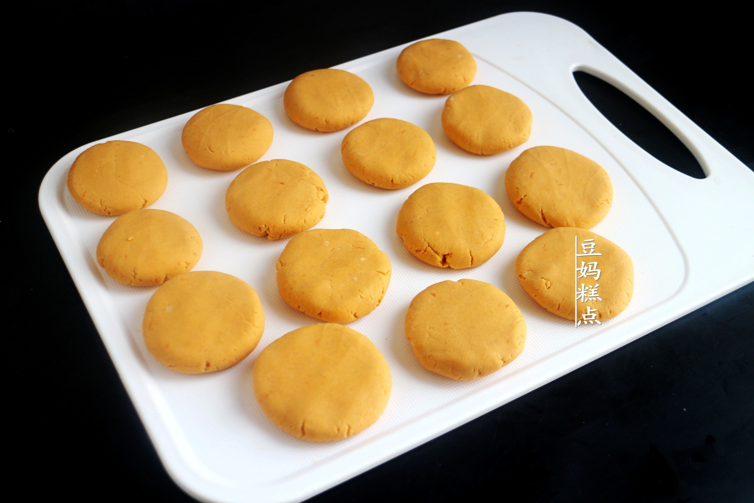 红薯饼的做法不塌的小视频,好吃的红薯饼软糯香甜