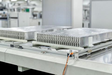 广汽埃安弹匣杠上比亚迪刀片，动力电池哪家强？