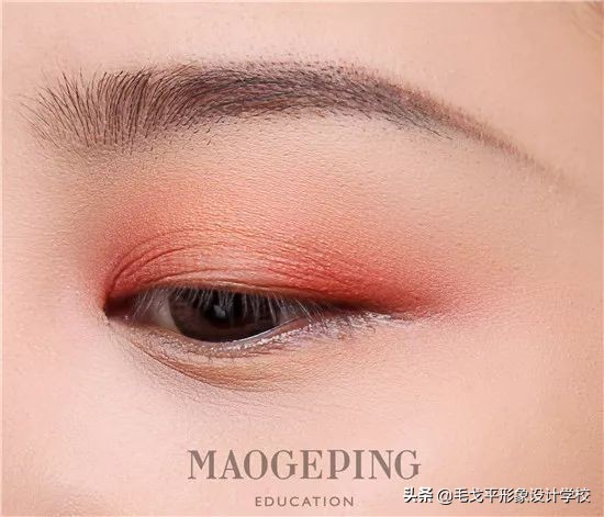 怎么画眼妆才不显脏,想学画眼妆今年最流行的眼妆